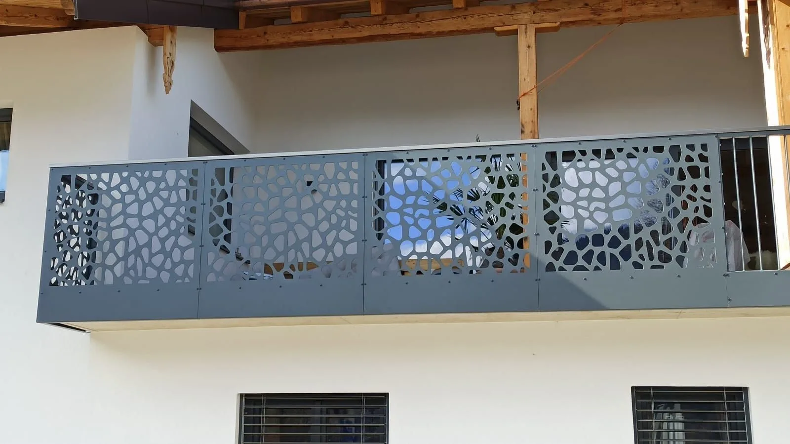 Stahlgeländer mit Blechfüllung